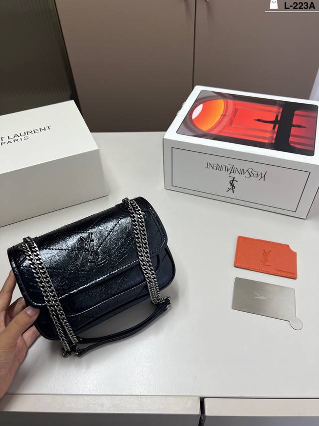 The YSL Niki messenger bag with mirror is simply irresistible. It is very elegan