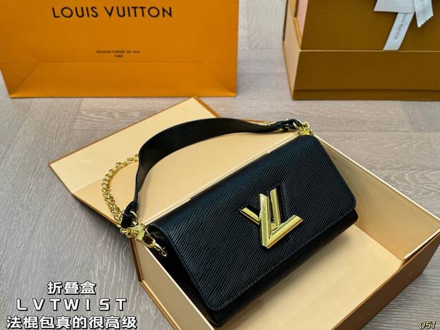 folding box Lv Twist baguette bag is really high-end, perfect for daily commutin
