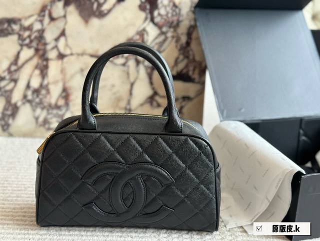 with box. Size: 28 x 16cm. This vintage Chanel bowling bag is absolutely stunnin