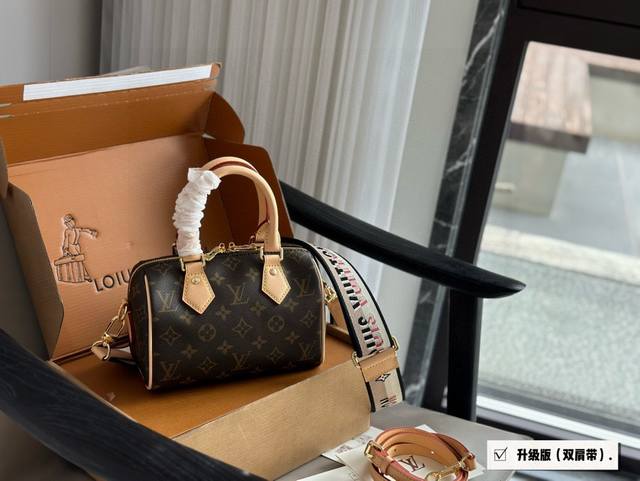 a youthful and lively vibe, and paired with this bag, the overall style is very