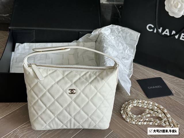 Chanel 25C Hobo classic chain evening bag lunch box bag. The Chanel 25C Hobo cla