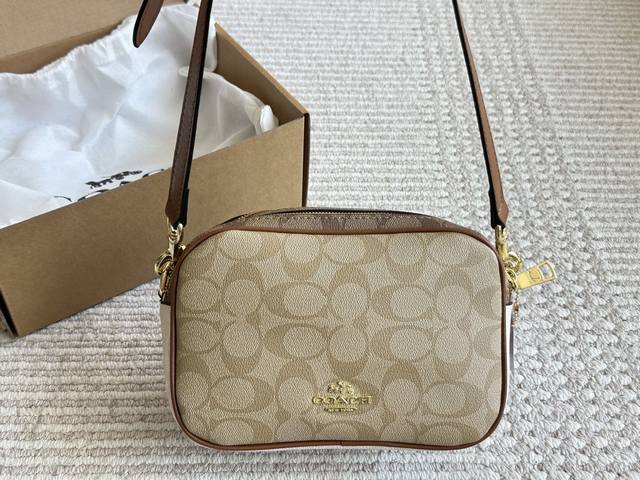 Coach medium camera bag with double zipper, small size and large capacity. Dimen