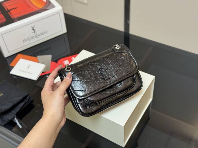 Folding Box Airplane Box Size: 18*13cm The long-awaited Yves Saint Laurent Mini