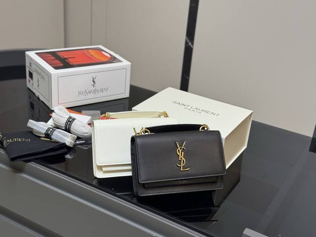 cowhide version comes with full packaging. This is the original leather version