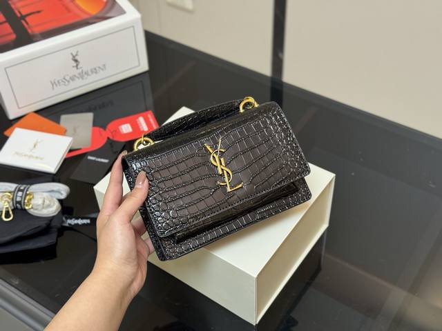 cowhide version comes with full packaging. This is the original leather version