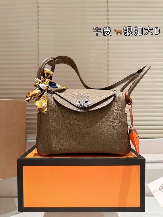 Original imported top-grain cowhide Hermes Lindy shoulder bag. This top-grain co
