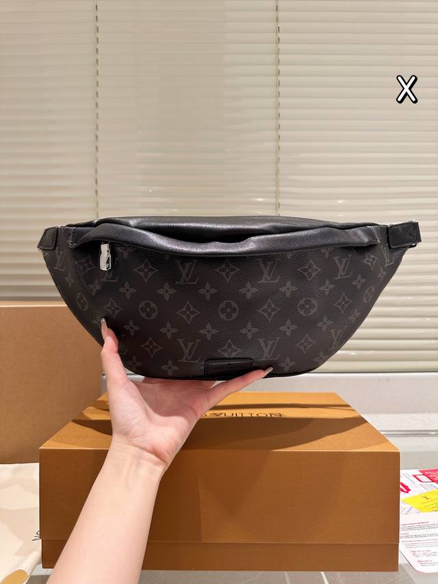A replica of Coach's men's waist bag, giving it a cool, next-door vibe. How to c