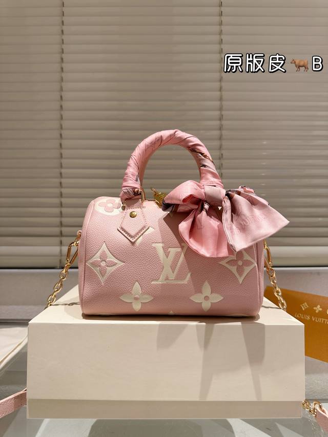 Cowhide leather version with silk scarf. LV Speedy pillow bag. The lining is ide