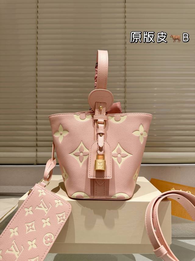Cowhide version with silk scarf. The Lv All Inbb handbag is made of Monogram lea