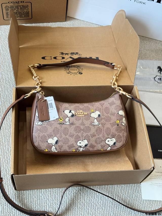 Cowhide version of Coach Snoopy Coach's hottest underarm bag is here! The Teri s