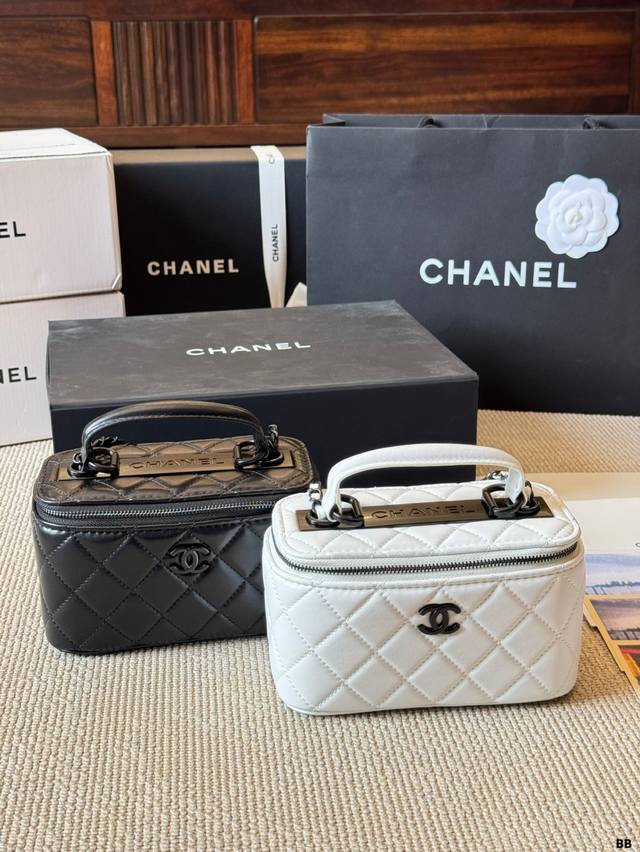Lambskin Chanel 22A cosmetic case bag, lazy and casual, easy to carry, full of s