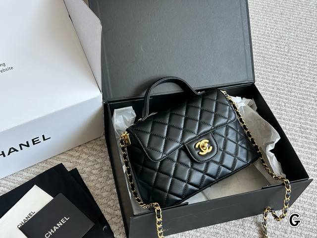 This Kelly is really beautiful in the box. It can be fashionable or business-lik