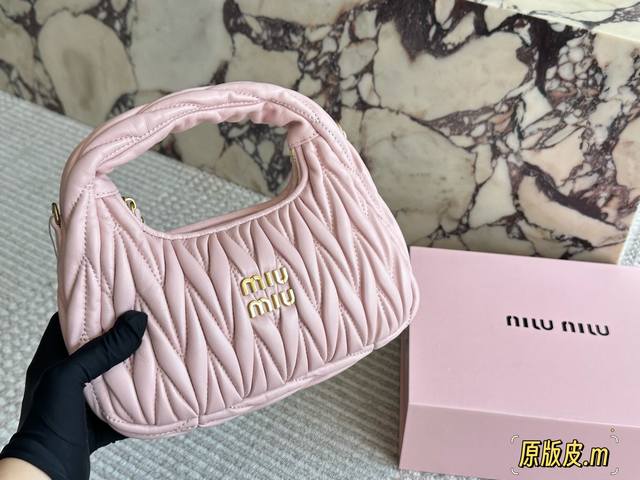 Sheepskin Upgraded Edition with Box Size: 20*14cm Miumiu Hobo Bag is just the ri
