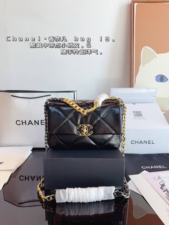 with gift box. Chanel 19Bag chain bag is stylish, can hold a lot of things, and