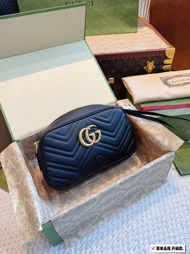 comes with a gift box. This Gucci camera bag is elegant and exquisite, super dur