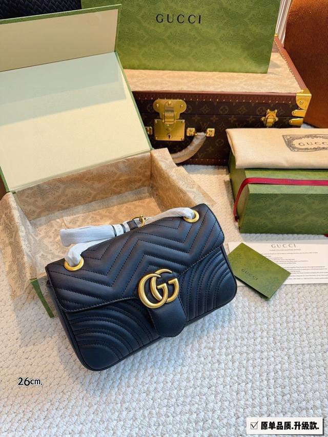 comes with a gift box. Cool and stylish Gucci Marmont chain bag, simple and eleg