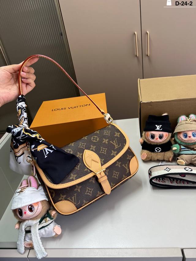 pendant color random chip version Lv Louis Vuitton Labubu baguette bag shoulder