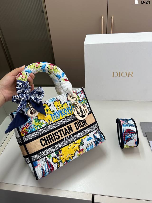 Dior Dior embroidered Princess Diana bag is elegant and elegant. This texture is