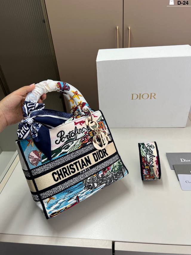 Dior Dior embroidered Princess Diana bag is elegant and elegant. This texture is