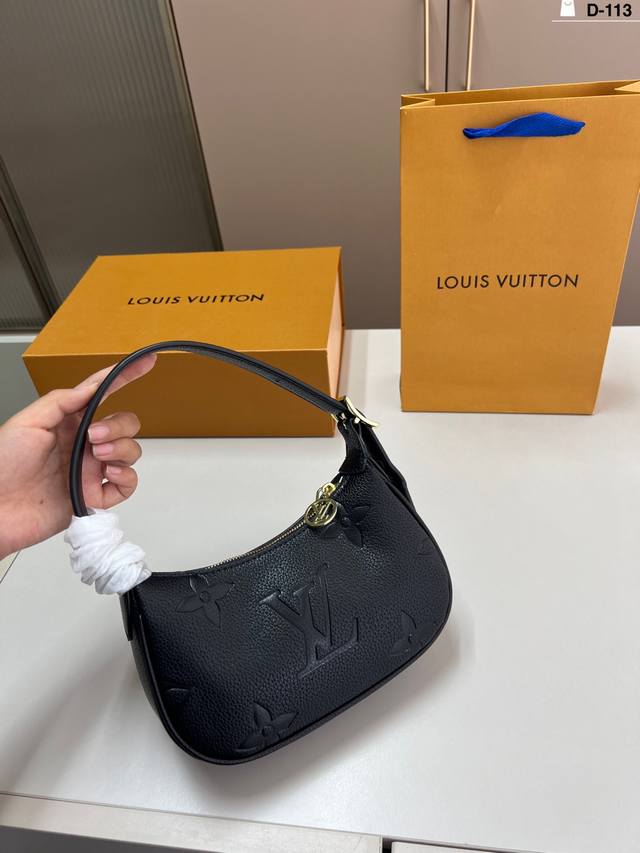 Lv Louis Vuitton printed underarm bag in spring colors. Light and refreshing, sw