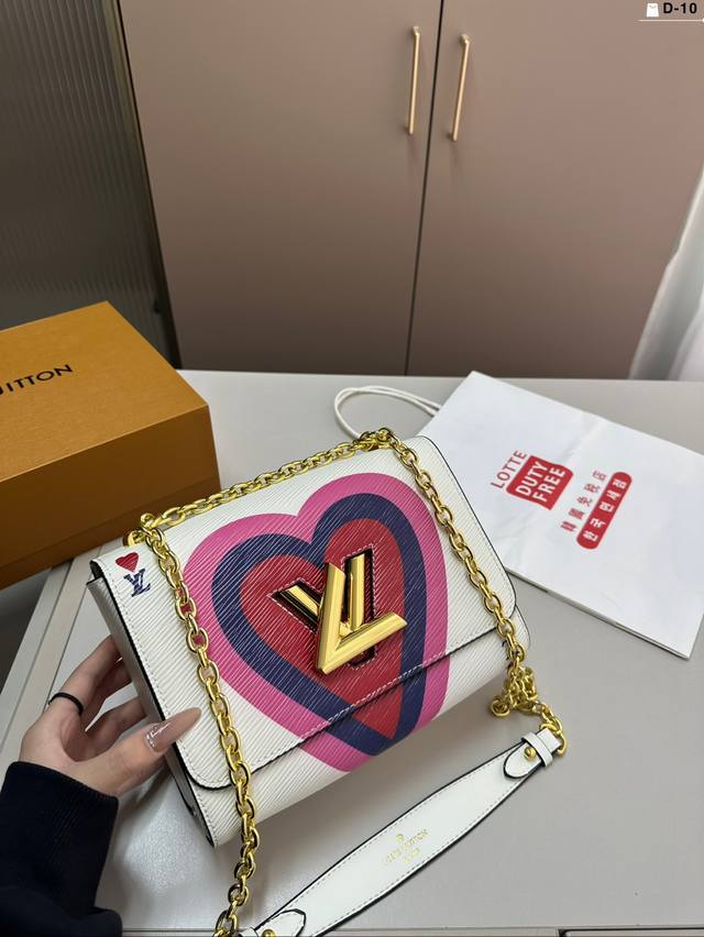 Lv Louis Vuitton Twist has a stunning look! The real thing is so cute! The twist