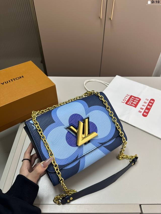 Lv Louis Vuitton Twist has a stunning look! The real thing is so cute! The twist