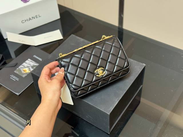 comes with a folding box. Size: 19*12cm. Chanel Trendy Fortune Bag Woc. Very goo