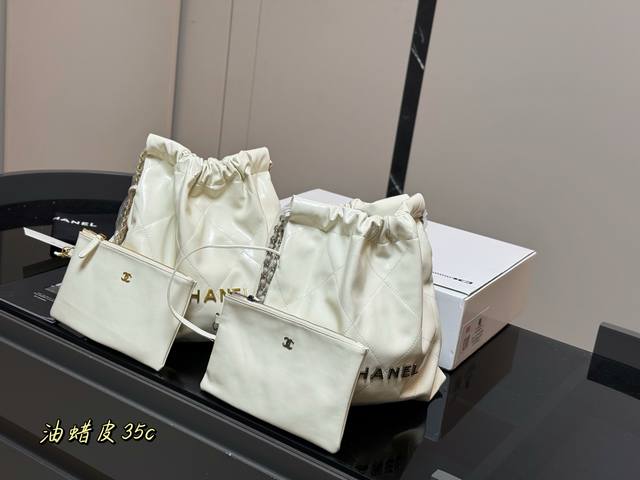airplane box upgraded version Size: 35*37cm It's so easy to match. The Chanel 22