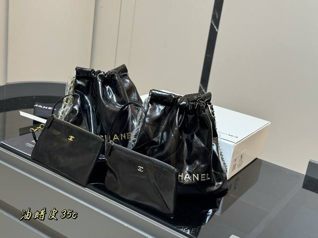 Airplane Box Upgraded Version Size: 35*37cm It's so easy to match. The Chanel 22