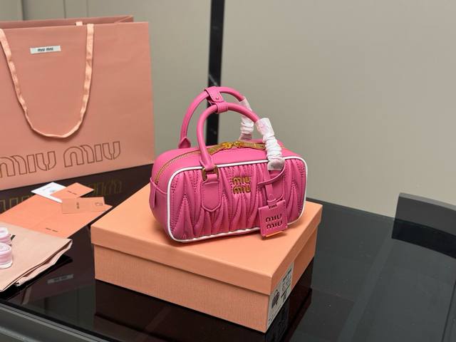 Upgraded Edition Box Size: 23*12cm The new size of the Miumiu bowling ball is ha