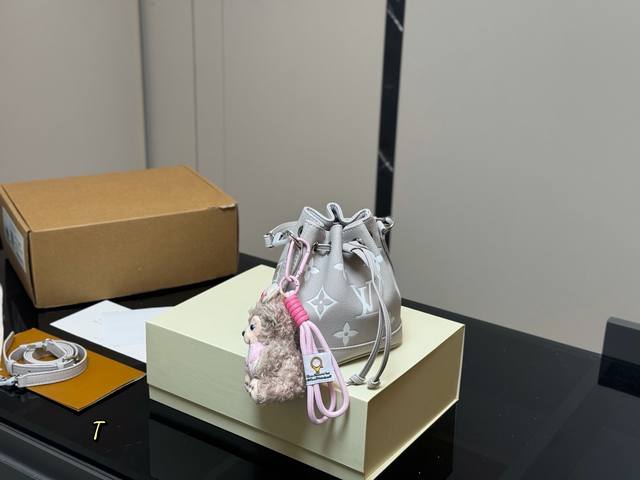with folding box airplane box Size: 13*16cmmlv New Nano bucket bag restock just