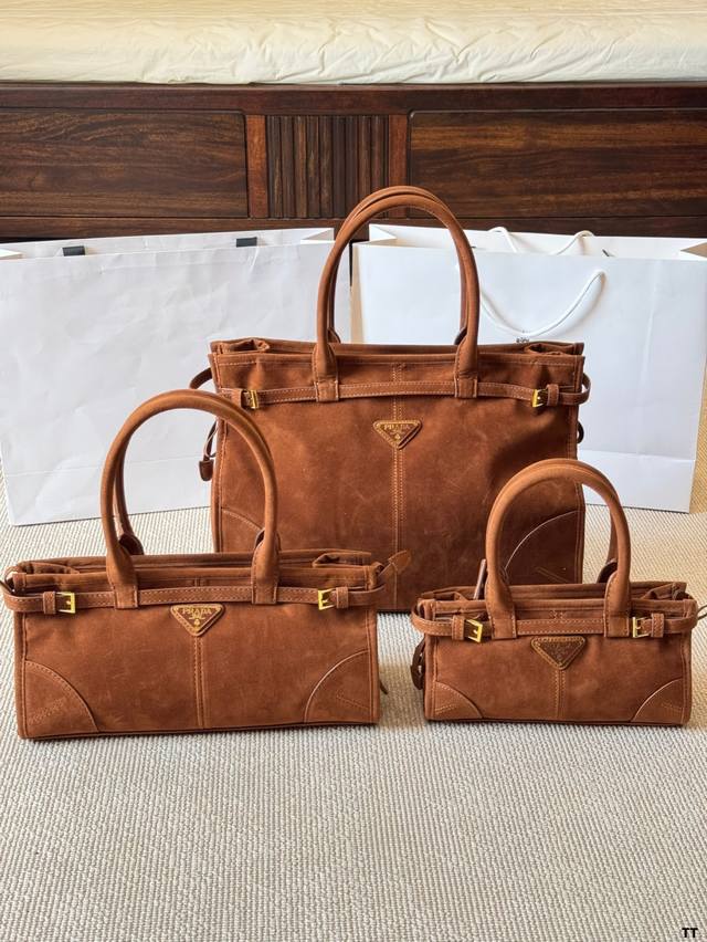 Prada Deerskin Soft Lux is a must-have underarm bag with a large capacity! It's