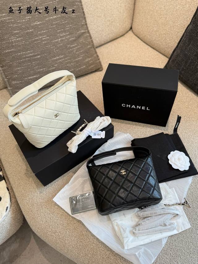 Chanel is back with the "old wine in a new bottle" 25A small logo lunch box. At