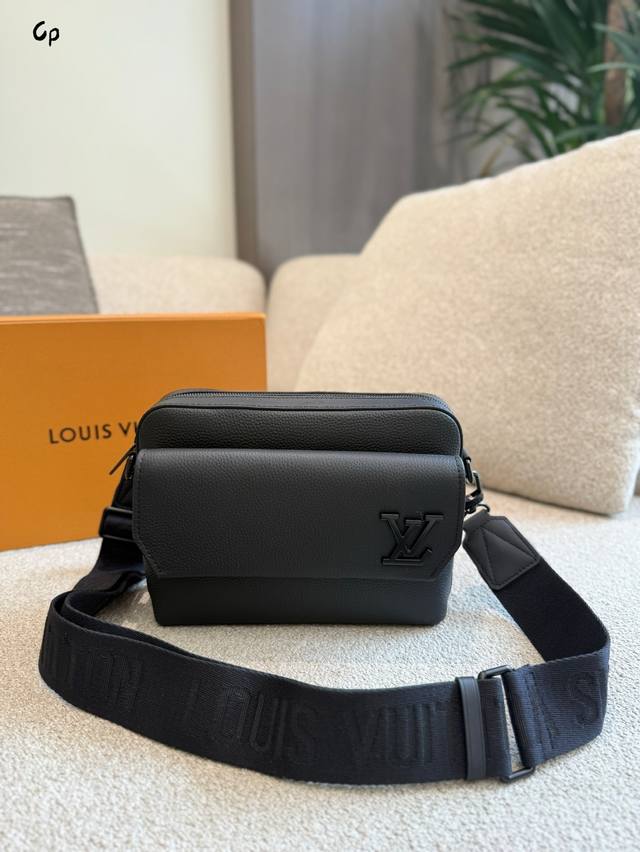 Lv black men's messenger bag is a fusion of fashion and practicality. Store appe