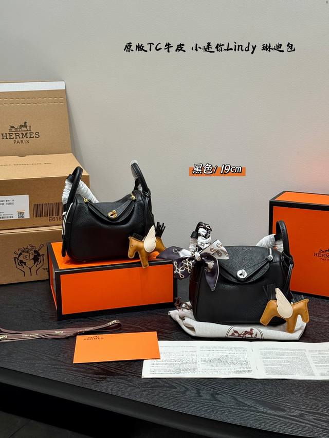 comes with full packaging. Original top-grain Tc cowhide. Size: 19 x 13 cm. Herm