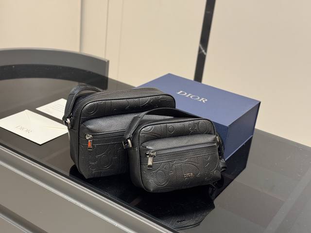 with box Size: 19.14cm 23.17cm Dior Homme messenger bag is really cool ~ simple