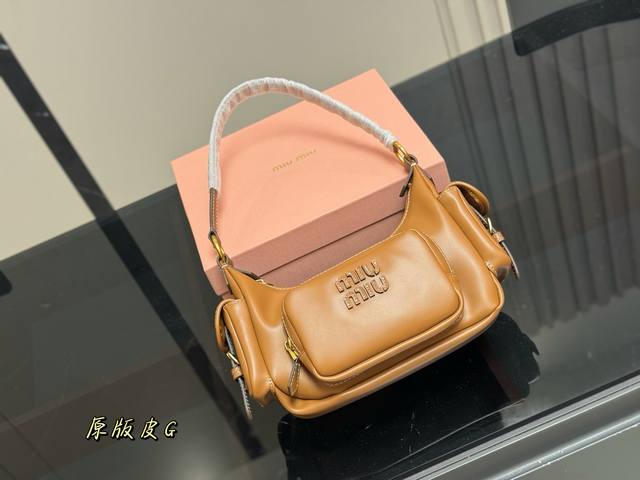 Cowhide leather box Size: 22*16cm The Miumiu pocket bag is just the right amount
