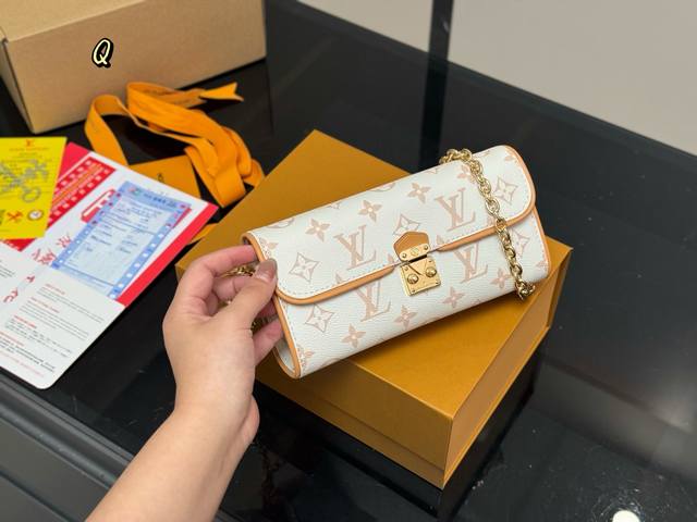 comes with a full set of packaging. Size: 20*11. The Camille handbag is perfect