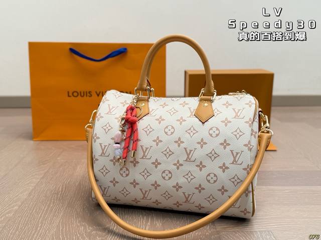 Lv Speedy Soft 30 bag is a stylish travel companion. Its spacious interior featu