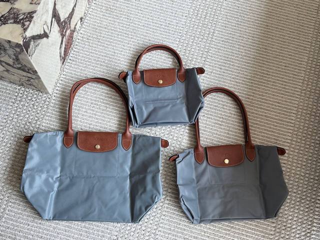 Unboxed Large, Medium and Small Same Price Size: 22*23*14cm Small 26*27*16cm Med