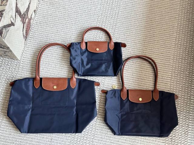 Unboxed Large, Medium and Small Same Price Size: 22*23*14cm Small 26*27*16cm Med
