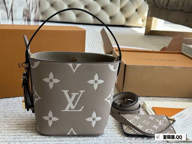 with box Size: 18*16Cmall In Bb heavy new color who saw this is not confused I d