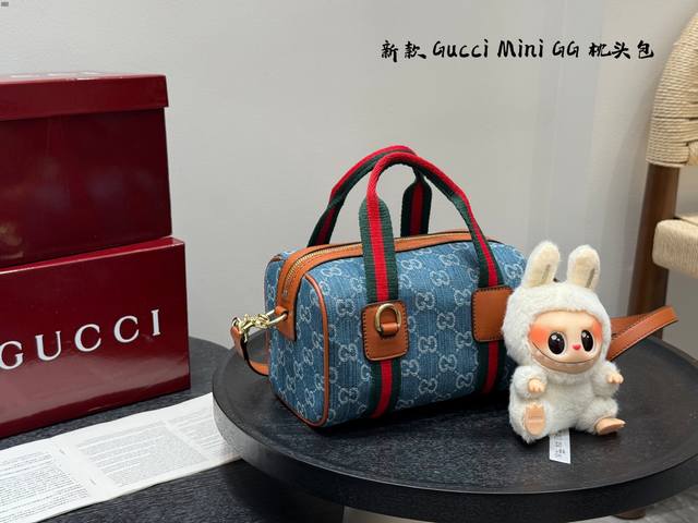foldable gift box with a pull-on cloth pendant. New arrival: Gucci Mini Gg Bosto