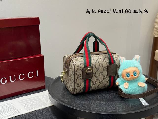 Folding gift box with a pull-on cloth pendant. New arrival: Gucci Mini Gg Boston