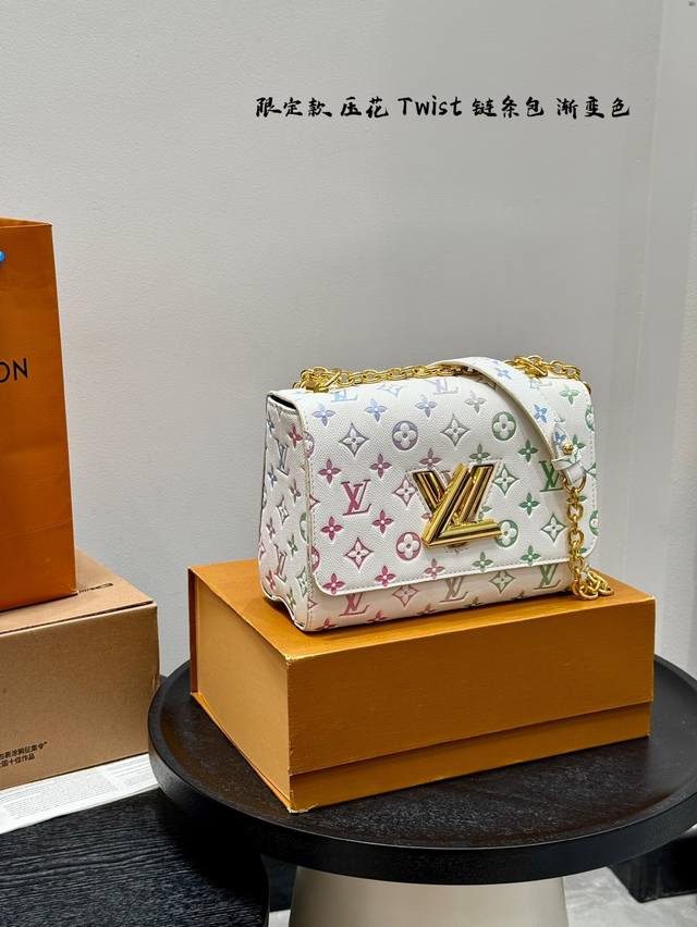 folding box size 22.15Lv embossed gradient color Twist chain bag presents the ne