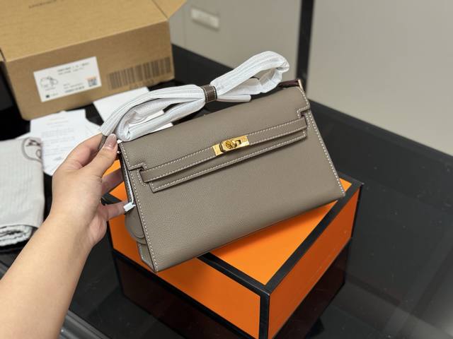 comes with a folding box. Dimensions: 25.14cm. This Herm