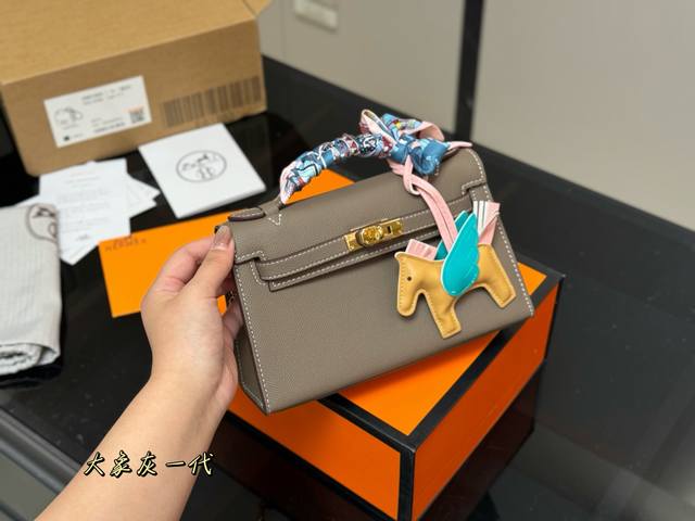Palm print with folding box Airplane box size: 22.13cm Herm