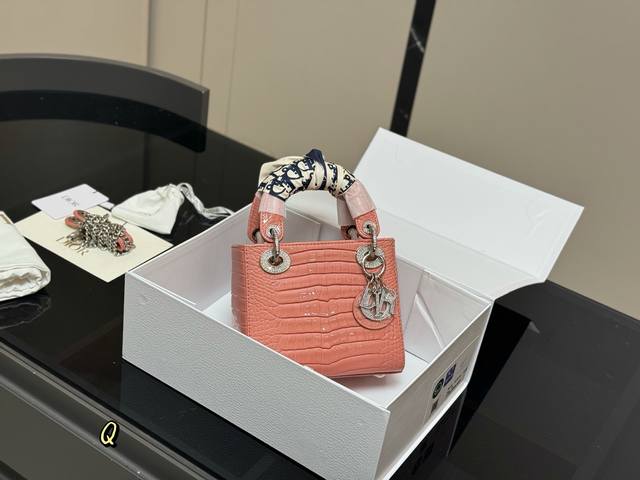 with folding box Size: 17cm Lady Returns! Dior's limited edition crocodile leath