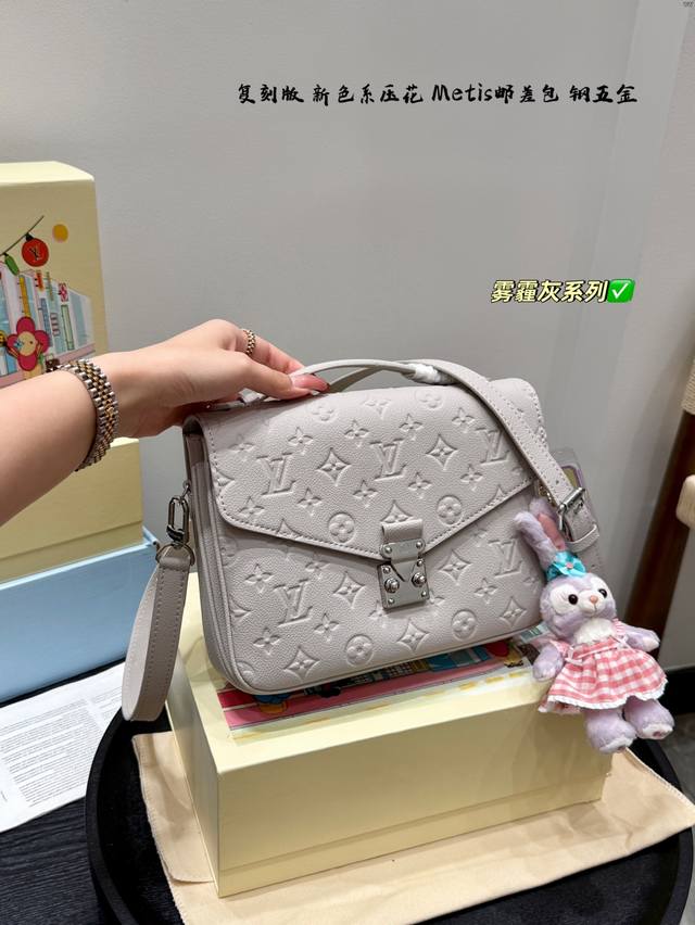 Gift box with StellaLou pendant, replica all-steel hardware Size: 25*18cm Lv Lig