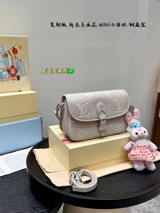 gift box packaging with StellaLou replica pendant, all-steel hardware, size: 19*